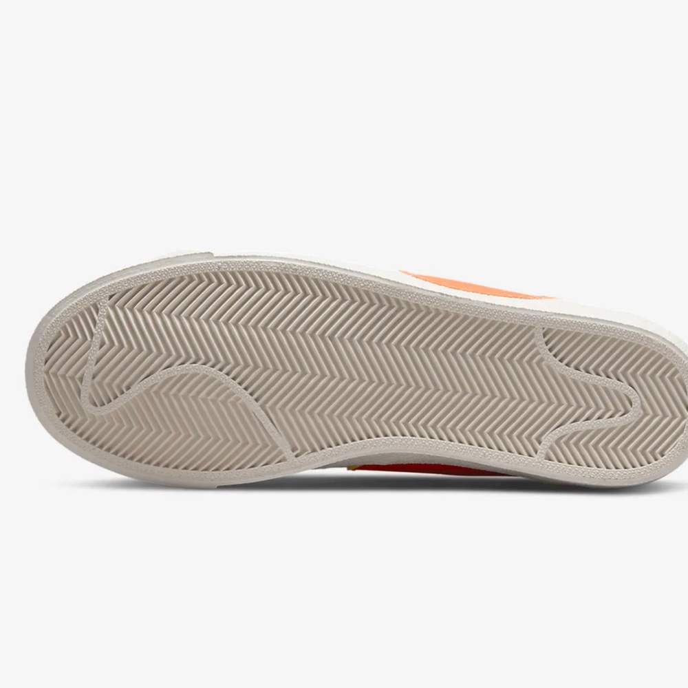 Nikes fashion kicks - Picture 3 of 5